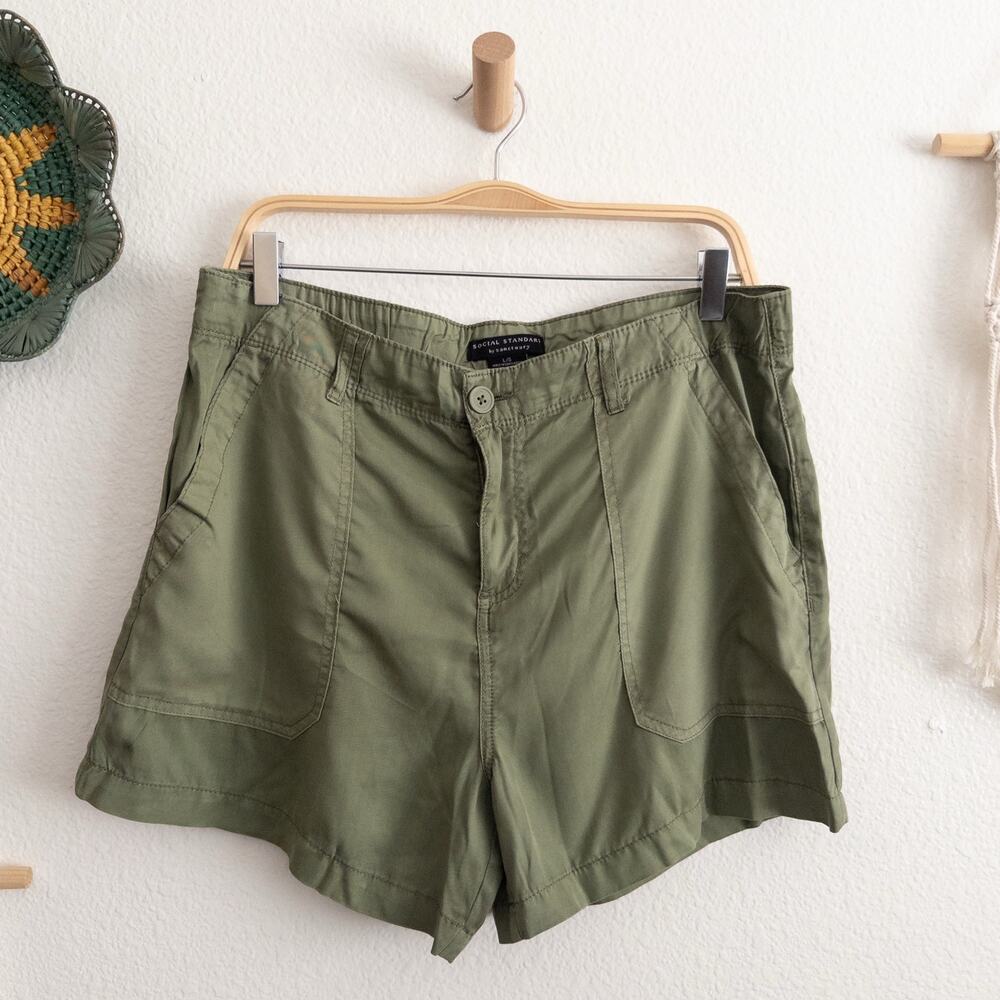 Social Standard by Sanctuary Green Lyocell Casual Shorts Size Large